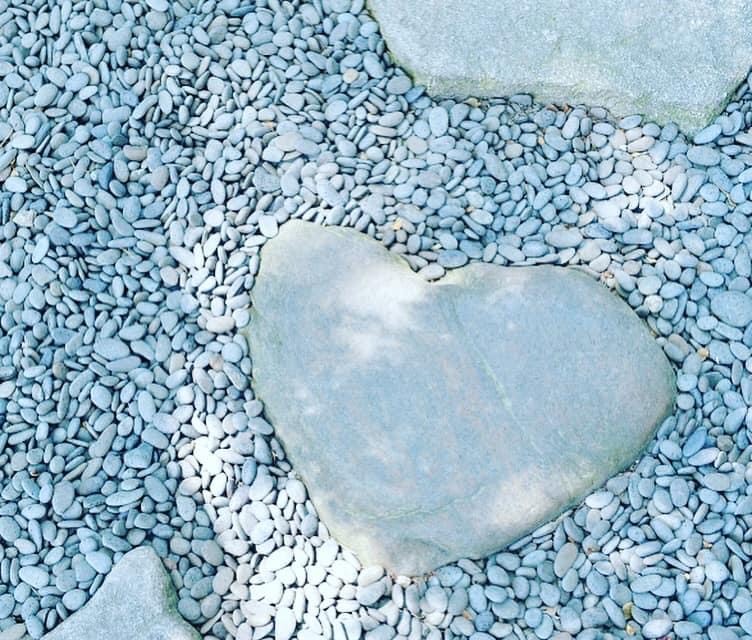 “花手水の近くにある、ハート形の石”
